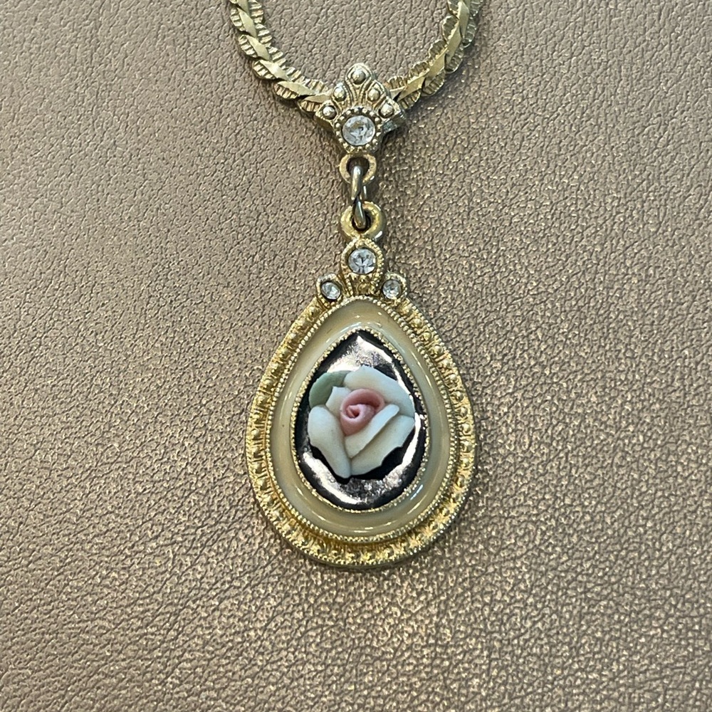 1928 Gold Tone Porcelain Rose Necklace